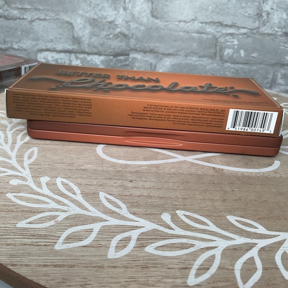 Too faced better than chocolate palette,18 cocoa powder-infused,shimmers & Matte - Picture 5 of 6